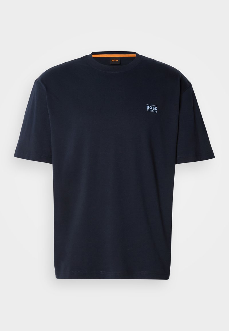 T-shirt in cotone blu navy con scollo rotondo. Presenta un piccolo logo sul petto e un accento arancione a contrasto sul colletto. Maniche corte.