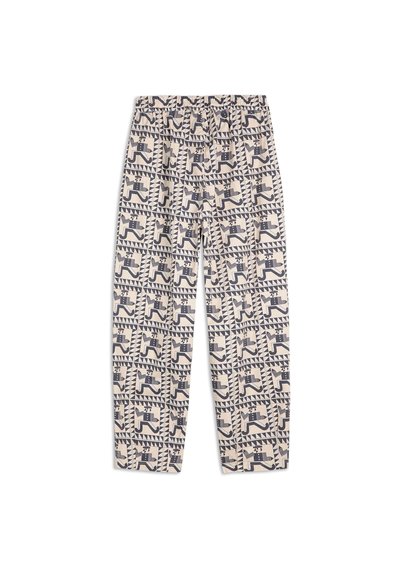 Geprinte broek gemaakt van lichtgewicht stof. Heeft een beige achtergrond met donkere geometrische en dierlijke motieven. Elastische tailleband, taps toelopende pijpen.
