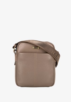 Borsa a tracolla in pelle marrone con finitura testurizzata, dotata di una placca con logo dorato, tracolla regolabile e tasca frontale.