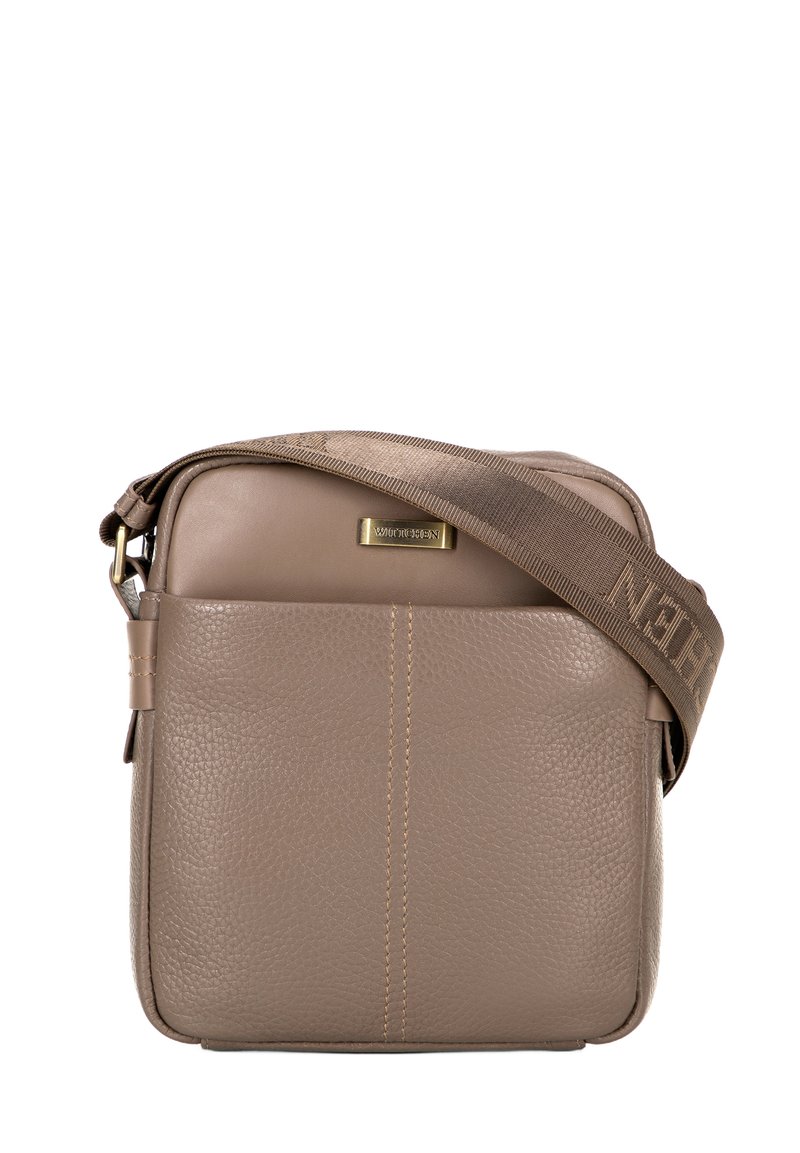 Hnědá kožená crossbody taška s texturovaným povrchem, vybavená logem ve zlatém odstínu, nastavitelným popruhem a přední kapsou.