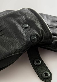 Zwarte leren handschoenen met een gestructureerde afwerking, voorzien van twee zwarte knoopaccenten en een veilige riemsluiting.