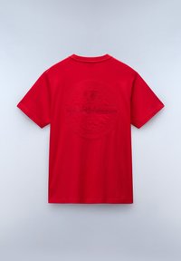 T-shirt in cotone rosso con colletto rotondo e maniche corte. Sul retro presenta un design a logo circolare in rilievo con testi accentati.