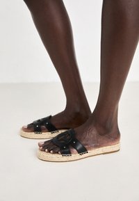 ARAMI - Mules - black