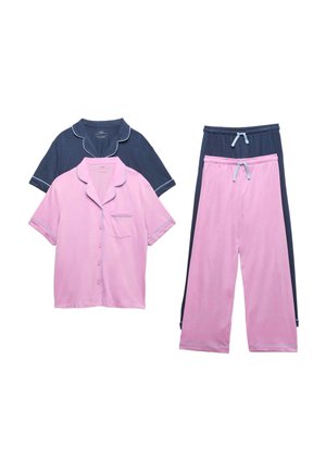Deux ensembles de pyjamas à manches courtes avec boutons et pantalons, un rose avec une bordure bleue et un bleu marine avec une bordure blanche, disposés à plat sur un fond blanc.
