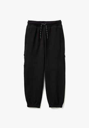Sorte joggingbukser med elastik i taljen, snøre, sidelommer og elastiske manchetter, lagt fladt på en hvid baggrund.