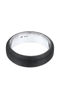 Sort tekstureret ring med en mat finish, lavet af metal, med en glat indre ring mærket "925" for sterling sølv.