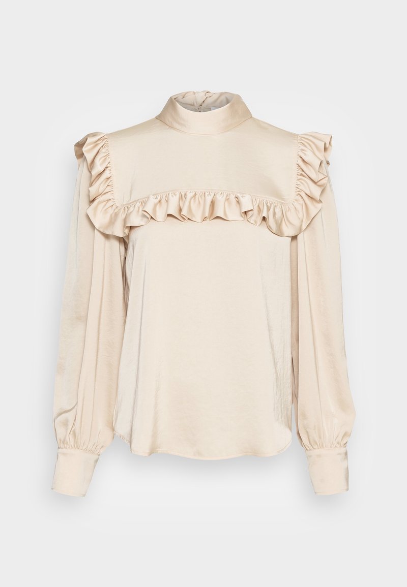Blouse beige clair en satin avec un col montant, des volants sur la poitrine, et des manches volumineuses avec poignets froncés.