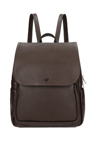 Brauner Leder-Rucksack mit strukturierter Oberfläche, Klappenverschluss, vorderer Reißverschlusstasche und zwei verstellbaren Trägern. Mit einem Logo auf der Vorderseite.