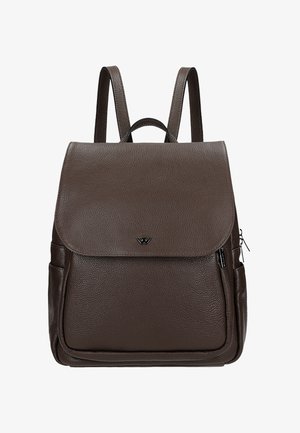 Zaino in pelle marrone con finitura testurizzata, chiusura a pattina, tasca frontale con zip e due spallacci regolabili. Presenta un logo sul davanti.