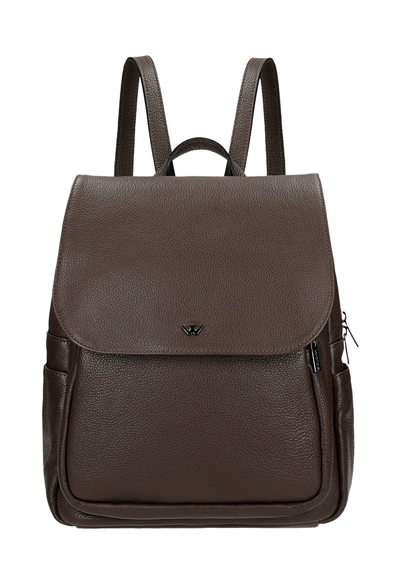 Brauner Leder-Rucksack mit strukturierter Oberfläche, Klappenverschluss, vorderer Reißverschlusstasche und zwei verstellbaren Trägern. Mit einem Logo auf der Vorderseite.