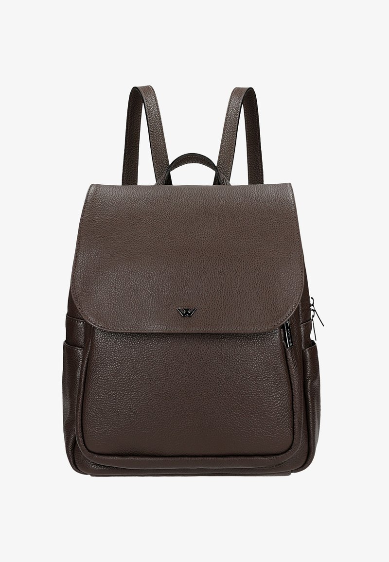 Brauner Leder-Rucksack mit strukturierter Oberfläche, Klappenverschluss, vorderer Reißverschlusstasche und zwei verstellbaren Trägern. Mit einem Logo auf der Vorderseite.