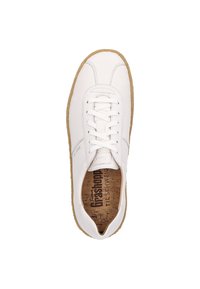 Weiße Ledersneaker mit runder Zehenpartie, Schnürdesign und strukturiertem Kork-Innenfutter. Verfügt über eine hellbraune Gummisohle und dezente Nähte.