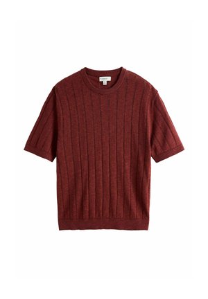 Pull à manches courtes en maille côtelée de couleur rouge foncé avec encolure ronde et texture à rayures verticales, présenté à plat sur fond blanc.