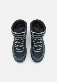 Scarpe da trekking alte blu con tomaia in suede testurizzato, lacci azzurri chiari e occhielli in metallo, dotate di un colletto imbottito per il comfort.
