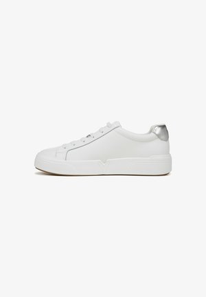 Weiße Sneakers mit einem glatten Lederoberteil, runder Zehenpartie, metallenen Ösen und einem metallischen Absatzakzent. Gummisohle mit strukturiertem Grip.