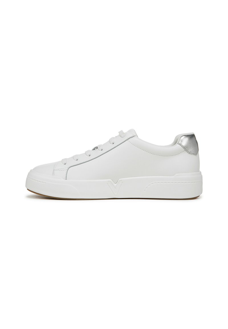 Baskets blanches avec un dessus en cuir lisse, bout rond, œillets métalliques et accent métallique au talon. Semelle en caoutchouc avec un grip texturé.