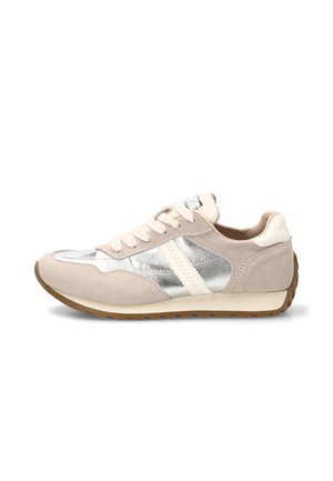 Zapatillas de ante beige con acentos sintéticos plateados, detalle de franja blanca, cuello acolchado y suela de goma marrón. Diseño clásico con cordones.