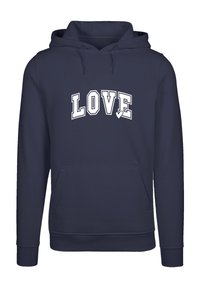 Marineblaues Kapuzenshirt aus weichem Stoff mit dem Wort "LIEBE" in weißen Buchstaben über der Brust, mit einem Herzmotiv. Mit einer Fronttasche.