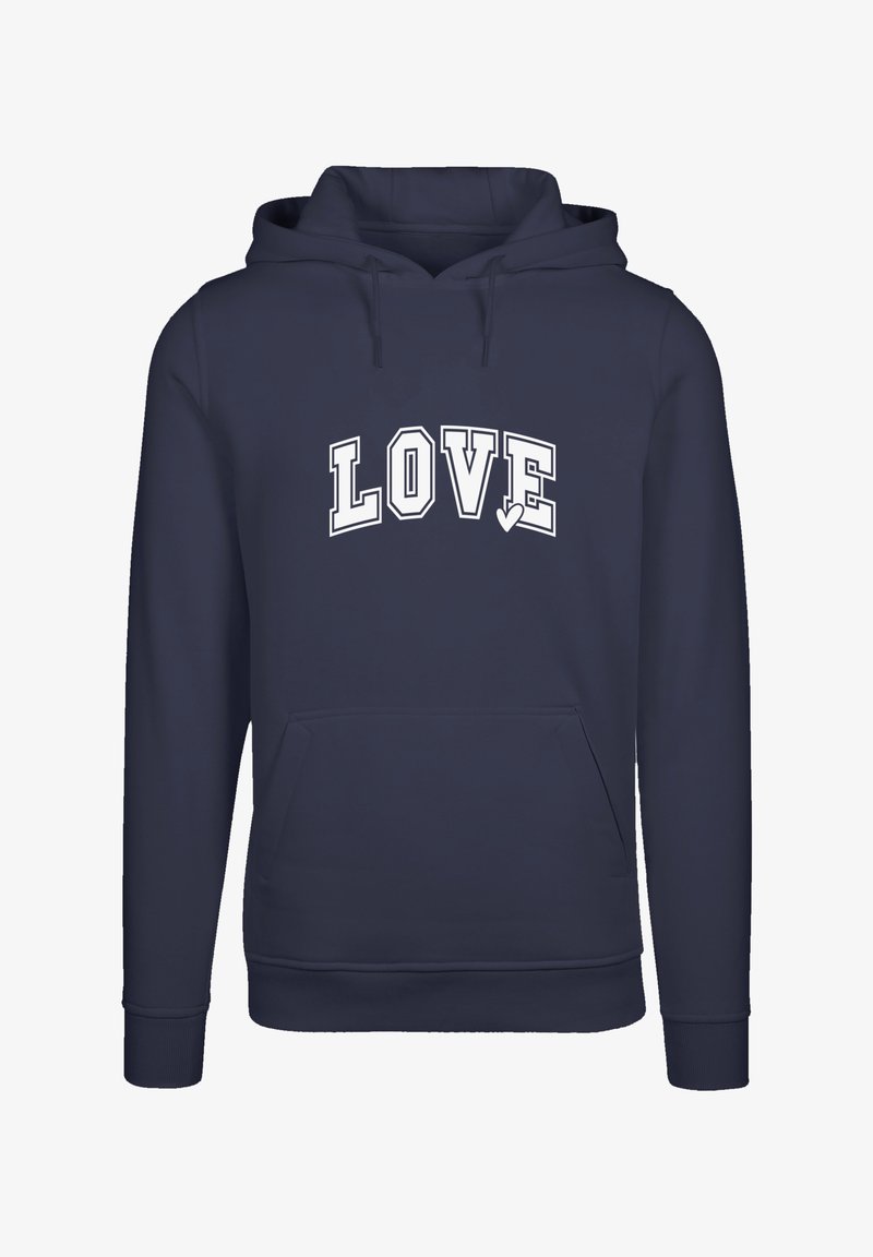 Marineblaues Kapuzenshirt aus weichem Stoff mit dem Wort "LIEBE" in weißen Buchstaben über der Brust, mit einem Herzmotiv. Mit einer Fronttasche.