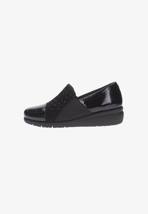 Scarpa nera slip-on con punta in vernice lucida, tomaia testurizzata con pois e soletta a rocchetto basso per il massimo comfort.