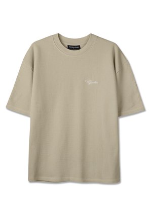 Beżowy prążkowany t-shirt z krótkim rękawem i okrągłym dekoltem, z małym białym logo "Pegador" na lewej piersi.