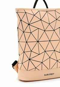 Mochila de color melocotón con un patrón geométrico de líneas negras; hecha de material suave con un asa superior y correas ajustables.
