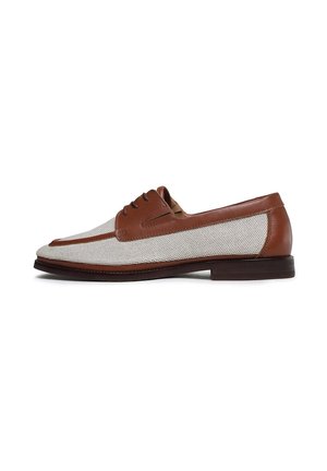Zapato con cordones de cuero marrón y malla blanca, puntera redondeada, costuras en contraste y suela de baja altura con textura de vetas de madera.