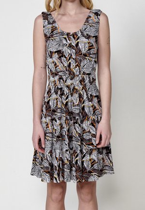 Bloemenprintjurk met een ronde hals, gerimpelde bandjes, een getailleerde taille en een uitlopende rok. Kleuren zijn zwart, wit en tinten oranje.