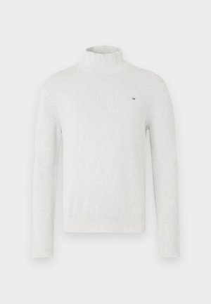Bijela turtleneck džemper u mekom pletenju, sa rebrastim manžetama i rubom, sa malim logom na prsima.