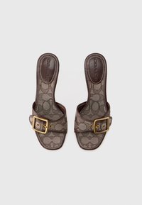 Sandales à enfiler en toile marron avec un motif, une large bride avec une boucle dorée, bout ouvert et semelle intérieure rembourrée.