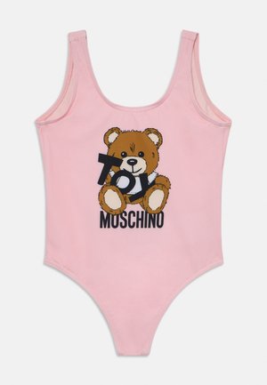 Rozā viengabala peldkostīms, izgatavots no gludas auduma, ar karikatūras lāča apdruku, kurā melnā krāsā ir teksts "TOY" un "MOSCHINO".