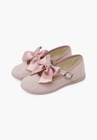 Jasnoróżowe buty Mary Jane wykonane z teksturowanej tkaniny, z dwoma dużymi satynowymi kokardami i zapięciem po bokub, zapewniającym pewne dopasowanie.