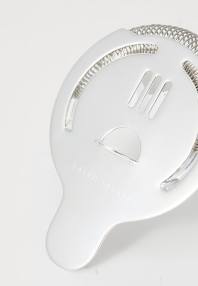 Silberner Metall-Flaschenöffner mit einem glatten, runden Design; verfügt über eine polierte Oberfläche und ein graviertes "RALPH LAUREN"-Logo am Boden.
