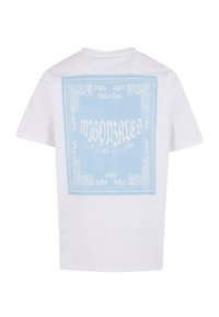 Camiseta blanca de manga corta con un gran gráfico cuadrado azul claro en la parte posterior, que presenta un borde ornamental blanco y texto estilizado.