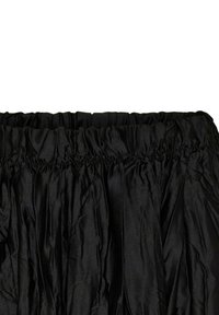 Sort satin nederdel med elastisk linning, der har bløde plisseringer og en glat tekstur, velegnet til både afslappet og formelt brug.