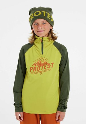 Groene langemouwshirt met een ritskraag, voorzien van een oranje bergontwerp en de tekst "PROTEST" op de voorkant. Warme groene gebreide beanie.