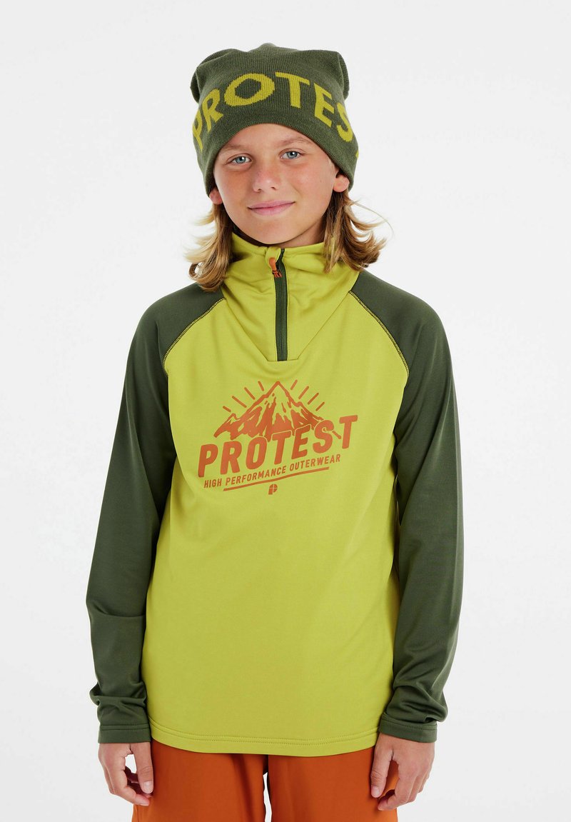 Groene langemouwshirt met een ritskraag, voorzien van een oranje bergontwerp en de tekst "PROTEST" op de voorkant. Warme groene gebreide beanie.