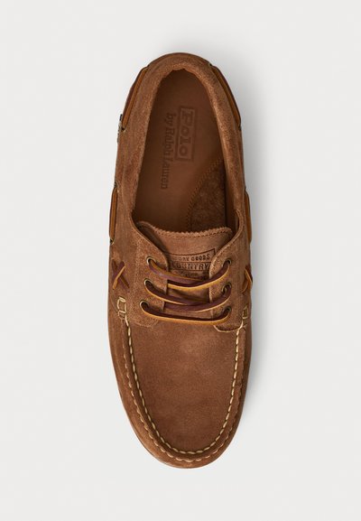 Bruine suède leren bootsschoen met leren veters en gedetailleerde stiksels, gemarkeerd met Polo door Ralph Lauren aan de binnenkant.