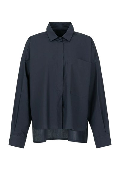 Camicia oversize di un blu scuro, realizzata in un tessuto morbido. Presenta un colletto a punta, bottoni centrali, una tasca sul petto e un orlo dritto.