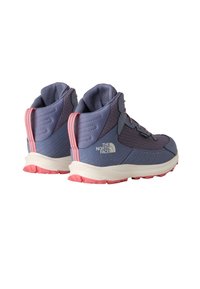 Keskmise kõrgusega matkajalatsid lillakas-punaselt, millel on võrgust pealne, kummist tald ja silmatorkav logo. Mõeldud vabaõhutegevusteks.