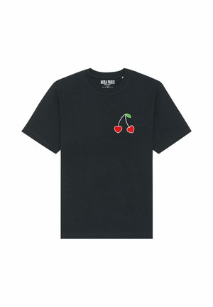 Schwarzes Baumwoll-T-Shirt mit einem kleinen roten Kirschdesign und grünen Blättern, die auf der linken Brustseite gestickt sind. Klassischer Rundhalsstil.