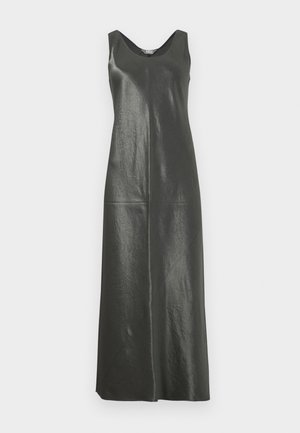 Garais melnais ādas kleita bez piedurknēm ar noapaļotu kakla izgriezumu un taisnu siluetu, attēlots uz vienkārša balta fona.