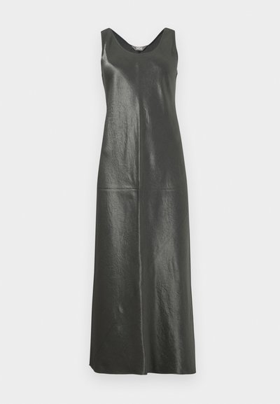 Αμάνικο μακρύ μαύρο δερμάτινο φόρεμα με ντεκολτέ σε σχήμα λαιμού scoop και ευθεία σιλουέτα, εκτεθειμένο σε απλό λευκό φόντο.