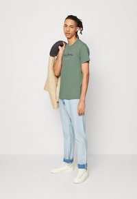 Pepe Jeans EGGO - Camiseta estampada - dark green