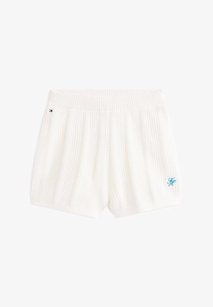 Pantalones cortos de punto blancos con cinturilla acanalada, pequeña bandera de Tommy Hilfiger en el lado izquierdo y bordado "TH" en azul claro en la pierna derecha.