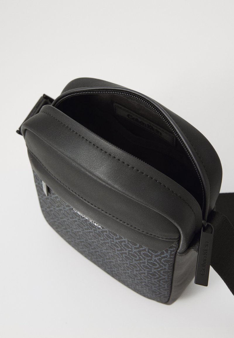 Calvin Klein MUST MONO REPORTER S Cross body bag black