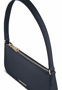 Pequeño bolso de piel de color azul marino con un acabado texturizado, que cuenta con una cremallera dorada y una correa, mostrando un diseño rectangular y elegante.