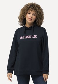 Námořnická modrá mikina se stojáčkem, s růžovým textem "A.L.L.O.R.E." Tiskem, dlouhými rukávy a volným střihem.