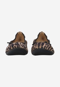 Chaussures plates en imprimé léopard avec une texture douce, des accents noirs et une semelle noire flexible. Design ouvert avec des bords arrondis.