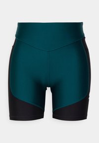 Shorts deportivos en color verde azulado y negro con una cintura alta, textura suave y paneles contorneados para un ajuste ceñido.